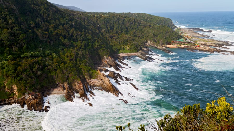 Garden Route, Nam Phi: Kéo dài từ vịnh Mossel tới sông Storms, vùng ven biển Garden Route có chiều dài hơn 200 km và được coi là một trong bờ biển đẹp nhất ở Nam Phi.