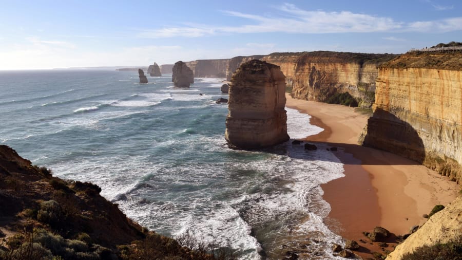 Great Ocean Road, Australia: Dọc con đường ven biển Great Ocean Road, du khách có thể tìm thấy bãi biển dành cho người mê lướt ván Bells Beach, khu bảo tồn động vật hoang dã Cape Otway hay khối đá nổi tiếng Twelve Apostles.