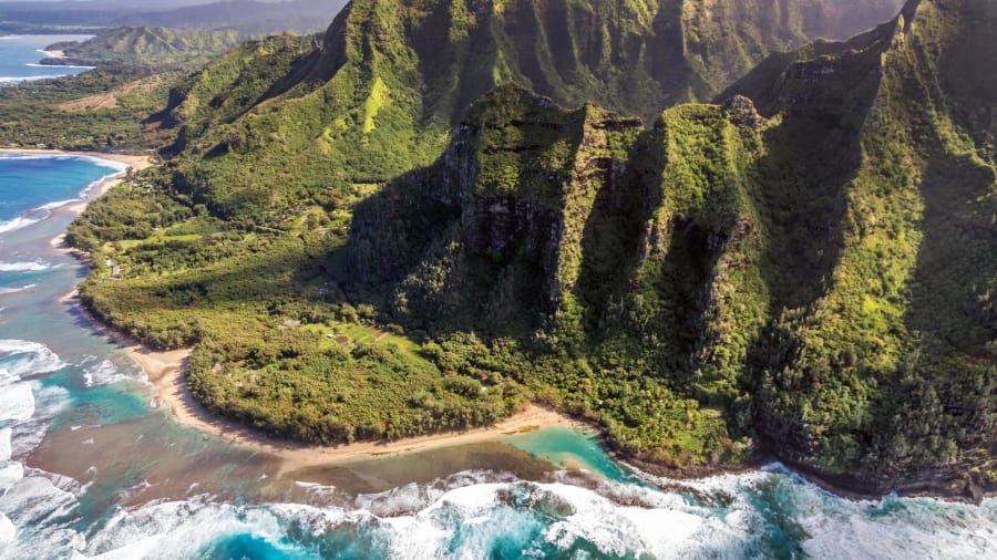 Nā Pali, Hawaii: Phong cảnh tuyệt đẹp của vùng ven biển này đã được lựa chọn làm bối cảnh cho hai bộ phim nổi tiếng “Công viên khủng long” và “Thế giới khủng long”. Du khách có thể khám phá các vách núi, rừng nguyên sinh, thác nước và bãi biển đẹp.