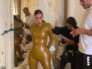 Thời trang - Kim Kardashian khổ vì bộ đồ latex chật ních