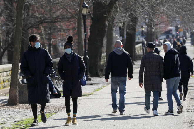 Người dân đeo khẩu trang đi bộ trong công viên Prospect ở khu Brooklyn, TP New York hôm 22-3 Ảnh: REUTERS