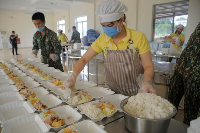 Bữa ăn cho người cách ly Covid-19 ở trường Quân sự - Bộ Tư lệnh Thủ đô Hà Nội