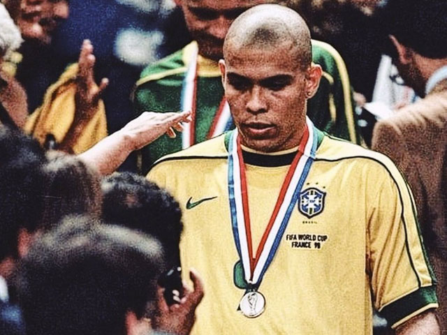 Ronaldo "béo" trận chung kết World Cup 1998: Bàng hoàng nghi án bị đầu độc?