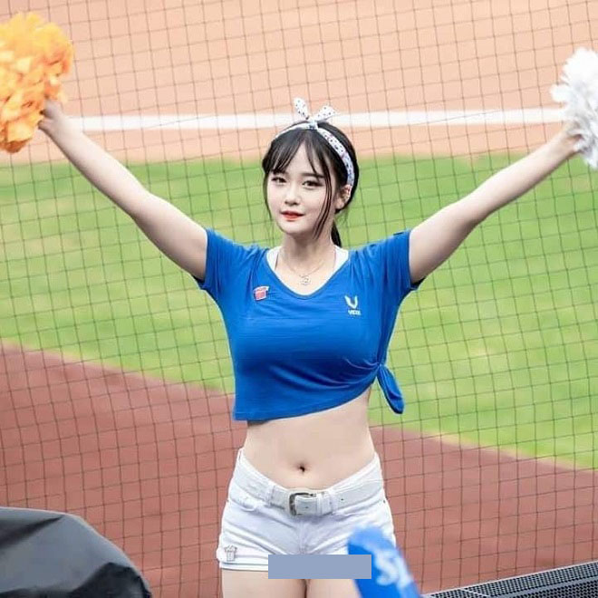 Hoạt náo viên bóng chày Hàn Quốc có gương mặt xinh như thiên thần.