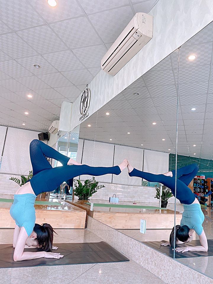 Trương Quỳnh Anh vui vẻ chia sẻ không "lụi nghề" khi thực hiện được động tác yoga khó.