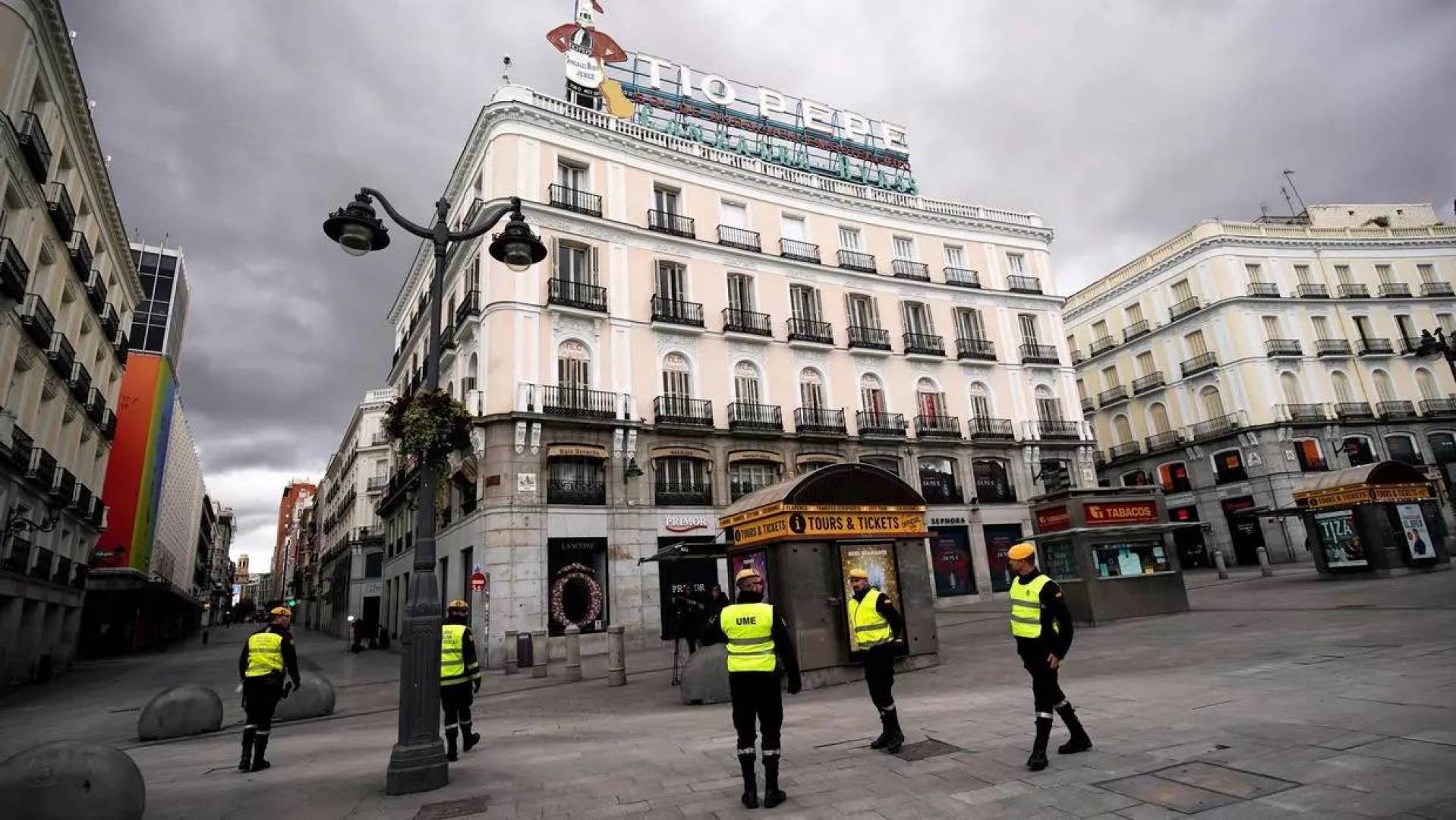 Cảnh sát tuần tra trên đường phố Madrid trong dịch Covid-19 (ảnh: Reuters)