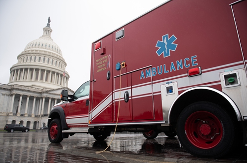 Xe cứu thương túc trực bên ngoài tòa nhà quốc hội Mỹ ở Washington.