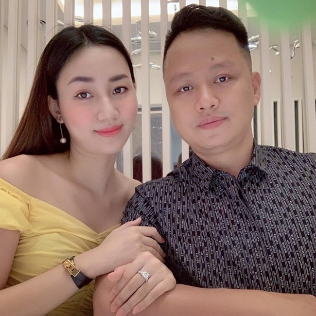 Chưa đầy 1 năm sau, Trà My gây bất ngờ khi lên xe hoa với bạn trai tên Lê Hoàn, là doanh nhân trẻ, hơn cô gần 10 tuổi. Được biết, cả hai có dịp quen biết sau cuộc thi Hoa hậu Hoàn vũ Việt Nam 2015.