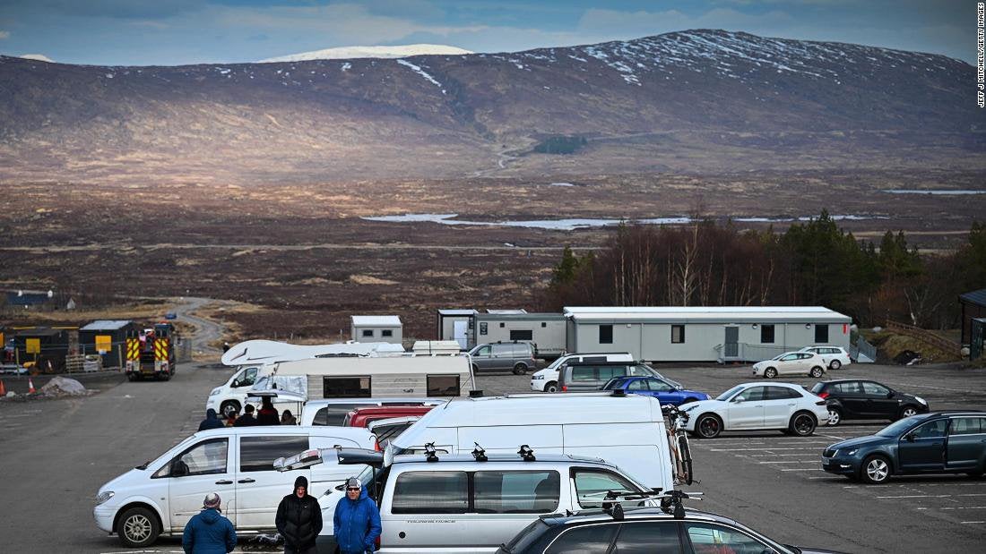 Dòng xe cộ từ các thành phố lớn đổ về vùng cao nguyên Scotland (ảnh: CNN)