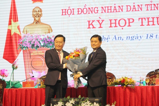 Ông Thái Thanh Quý - Bí thư Tỉnh ủy Nghệ An (bên phải ảnh) tặng hoa chúc mừng tân Chủ tịch UBND tỉnh Nghệ An. (Ảnh: TPO)