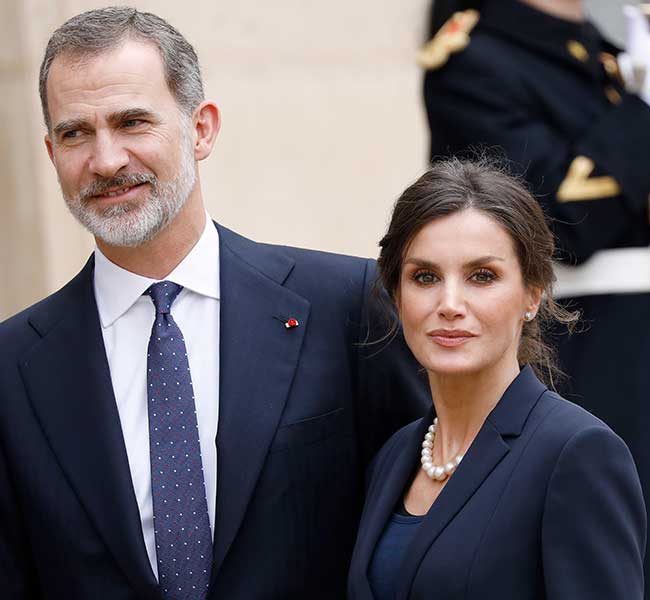 Quốc vương Tây Ban Nha Felipe và hoàng hậu Letizia đều được xác nhận âm tính với Covid-19 (Ảnh: Hello!)