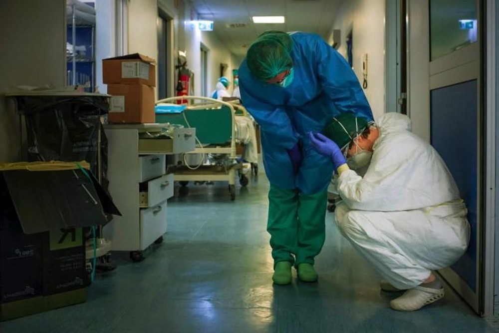 Một bác sĩ động viên đồng nghiệp tại bệnh viện ở Cremona, Italia (ảnh: CNN)