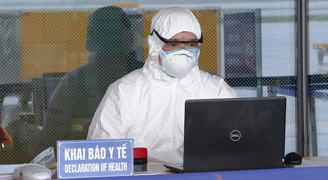 Đội ngũ cán bộ y tế làm việc miệt mài tại sân bay Vân Đồn