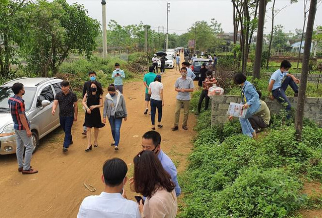 "Nhà đầu tư" đổ đến thăm quan đất ở Đồng Trúc, Thạch Thất, Hà Nội ảnh: H.M