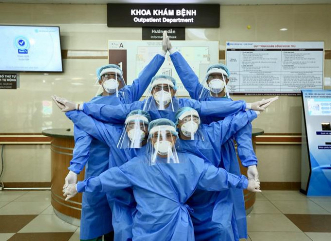 Các y bác sĩ Bệnh viện Đại học Y dược TP.HCM trong trang phục bảo hộ xếp thành hình ngôi sao 5 cánh, thể hiện tinh thần quyết tâm cùng Việt Nam chiến thắng dịch Covid-19