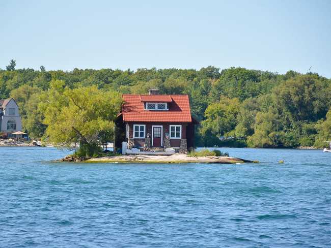 Ngôi nhà nghỉ dưỡng nhỏ nhắn được xây trên một bãi đất nổi giữa lòng của con sông Saint Lawrence – biên giới giữa Hoa Kỳ và Canada.
