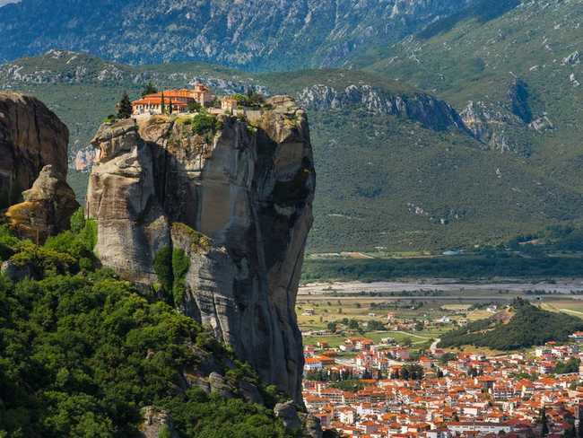 Một tu viện nổi tiếng hơn nữa là khu phức hợp các tu viện được gọi là Meteora ở Hy Lạp, được xây dựng trên những tảng đá sa thạch. Nơi đây đã được công nhận là Di sản Thế giới của UNESCO.