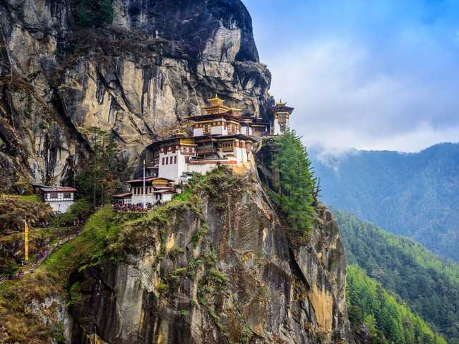 Tu viện Paro Taktsang nằm gọn trên một đỉnh núi đá ở Thung lũng Paro của Bhutan. Khu phức hợp đã được xây dựng từ thế kỷ 17.