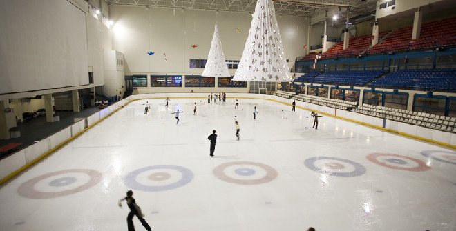 Sân trượt băng bên trong trung tâm thương mại Palacio de Hielo.