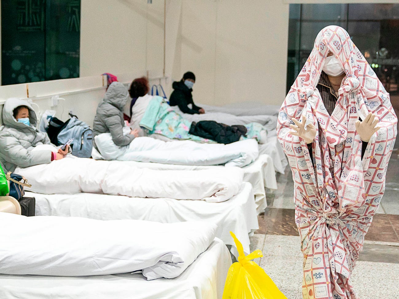 Người bệnh điều trị tại một bệnh viện tạm thời cải tạo từ trung tâm triển lãm ở Vũ Hán ngày 5.2.2020.