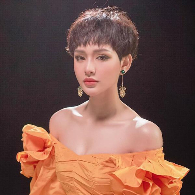 Nữ ca sĩ liên tục tạo được nhiều bản hit trên thị trường âm nhạc Việt như Em ngày xưa khác rồi, Có như không có, Cưới nhau đi...