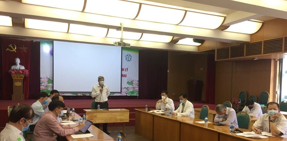 Thứ trưởng Bộ Y tế PGS.TS. Nguyễn Trường Sơn chủ trì buổi họp với Bệnh viện Bạch Mai ngày 25/3.&nbsp;