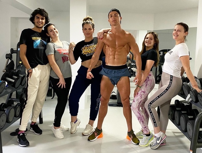 Thân hình săn chắc đáng ngưỡng mộ&nbsp;của CR7 ở tuổi 35.