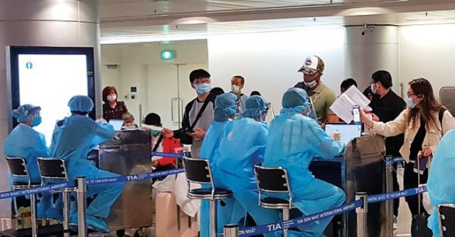 Cơ quan chức năng kiểm tra y tế những người nhập cảnh vào Việt Nam.