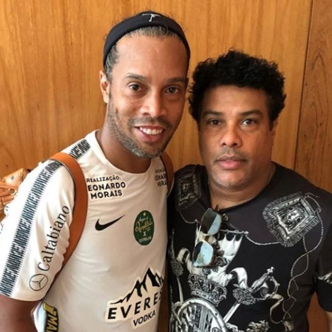 Anh trai Roberto de Assis không làm tốt vai trò dạy dỗ Ronaldinho nên người khi cha họ chết đuối giữa lúc&nbsp;tưởng chừng cuộc đời họ đã "sang trang"