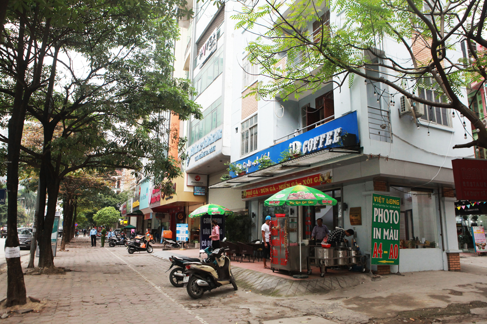 Anh L, chủ quán ăn sáng trên phố Duy Tân cho biết: "Quán trước bán cà phê nay đã chuyển thành&nbsp;bán bún, phở… quy mô nhỏ. Nếu thành phố yêu cầu đóng cửa để phòng dịch bệnh tôi sẽ chấp hành".