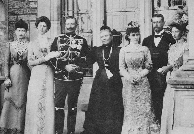 Hoàng hậu Friedrich và người thân tại Lâu đài Friedrichshof.
