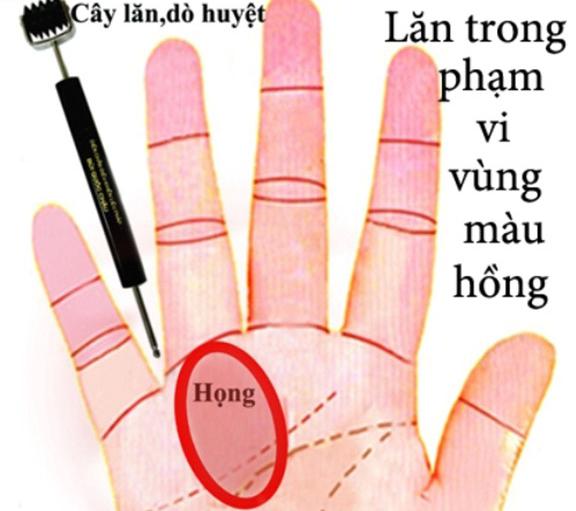 Dùng cây lăn, chìa khóa hỗ trợ day ấn lòng bàn tay trái trị ho. Ảnh minh họa