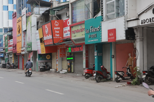 Hàng loạt cửa hàng đóng cửa, tạm dừng kinh doanh hay sang nhượng vì dịch lan rộng.