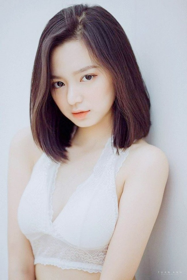 Vũ Ngọc Kim Chi (sinh năm 1999 ở Hải Phòng) là cái tên gây nhiều chú ý trên mạng xã hội khi vừa làm mẫu, vừa có khoảng thời gian làm streamer. Cô sở hữu gương mặt xinh như búp bê, chỉ cao 1m58 nhưng thân hình gợi cảm bất ngờ.