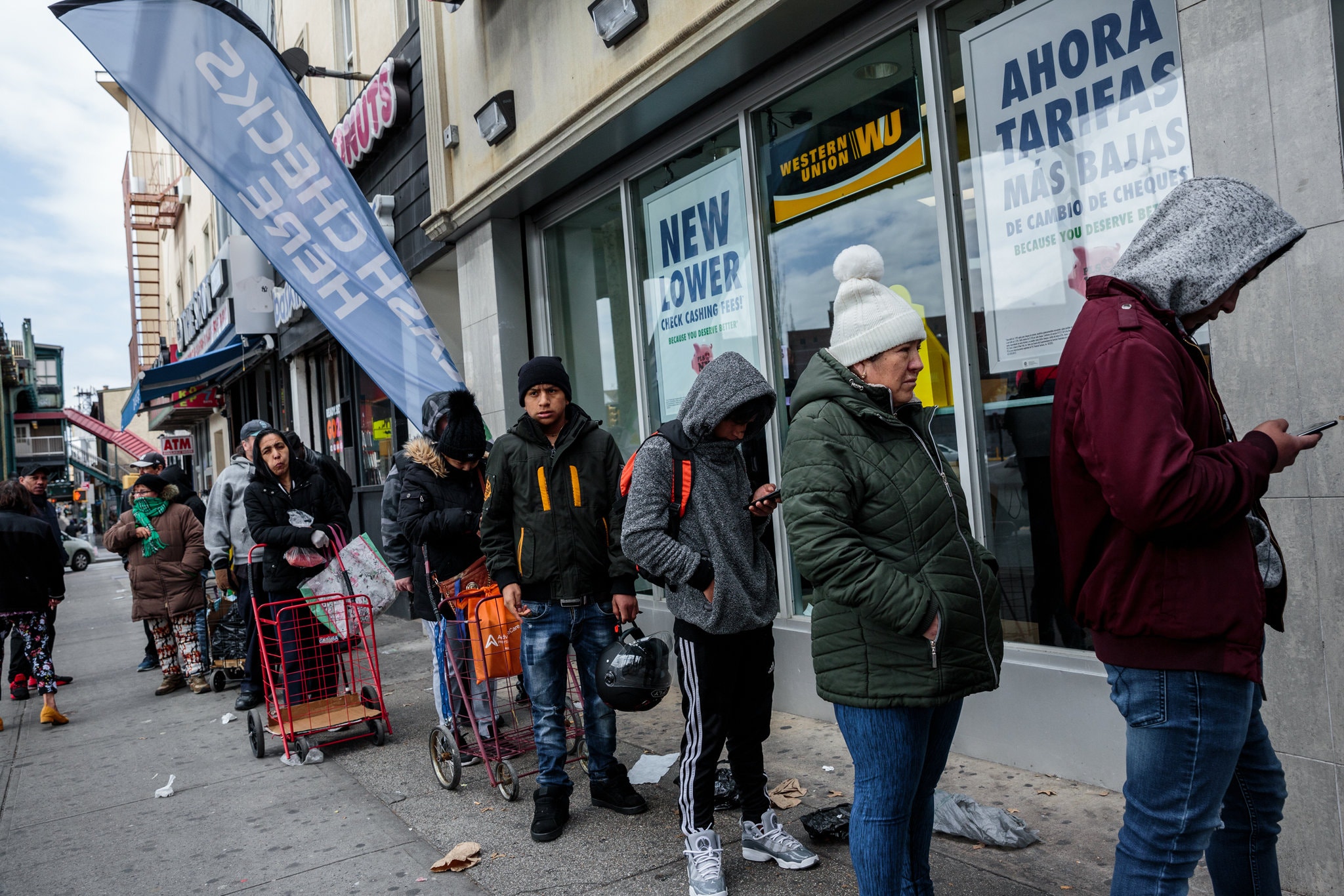Người dân New York xếp hàng mua sắm nhưng không cách xa nhau tối thiểu 1 mét như khuyến cáo (ảnh: NY Times)