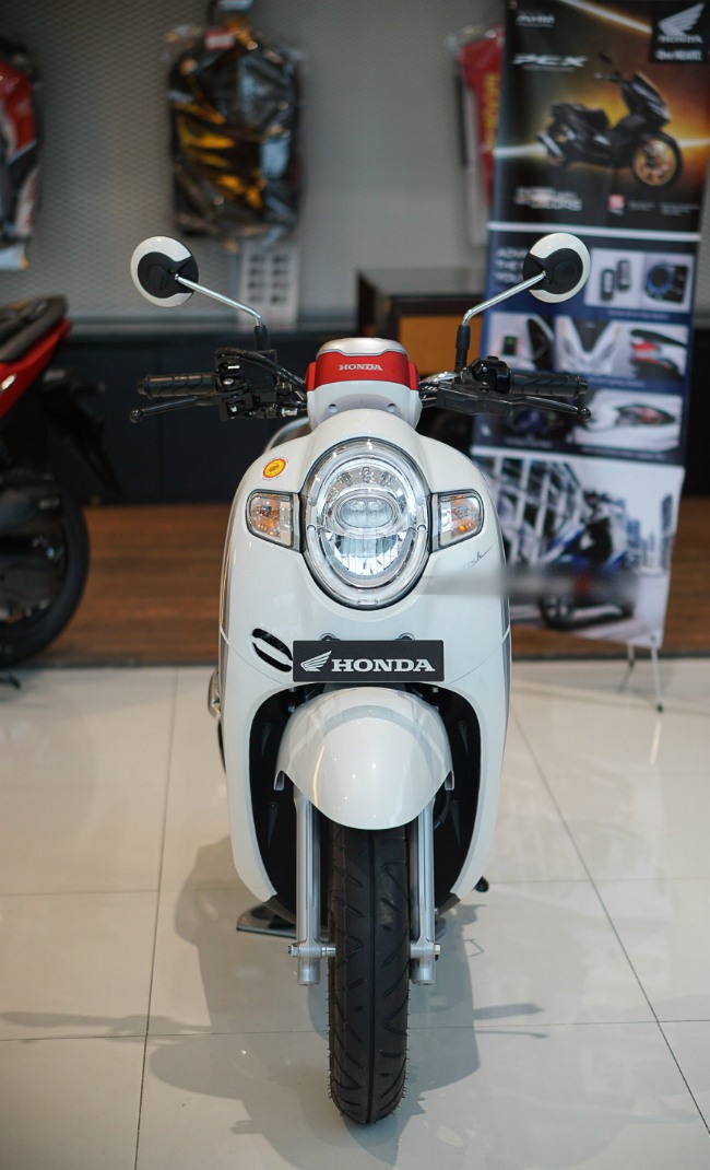 Mới đây tại một showroom ở Indonesia, 2020 Honda Scoopy đã xuất hiện phiên bản màu mới trắng đỏ nhìn rất thanh lịch và đẹp.