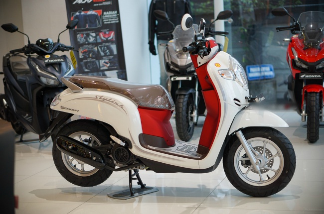 2020 Honda Scoopy là dòng xe tay ga cỡ nhỏ, sản xuất dành cho thị trường Indonesia. Tuy nhiên, mẫu xe ga này cũng đã được nhập về thị trường Việt Nam với giá bán được cho là tầm khoảng gần 40 triệu VNĐ.