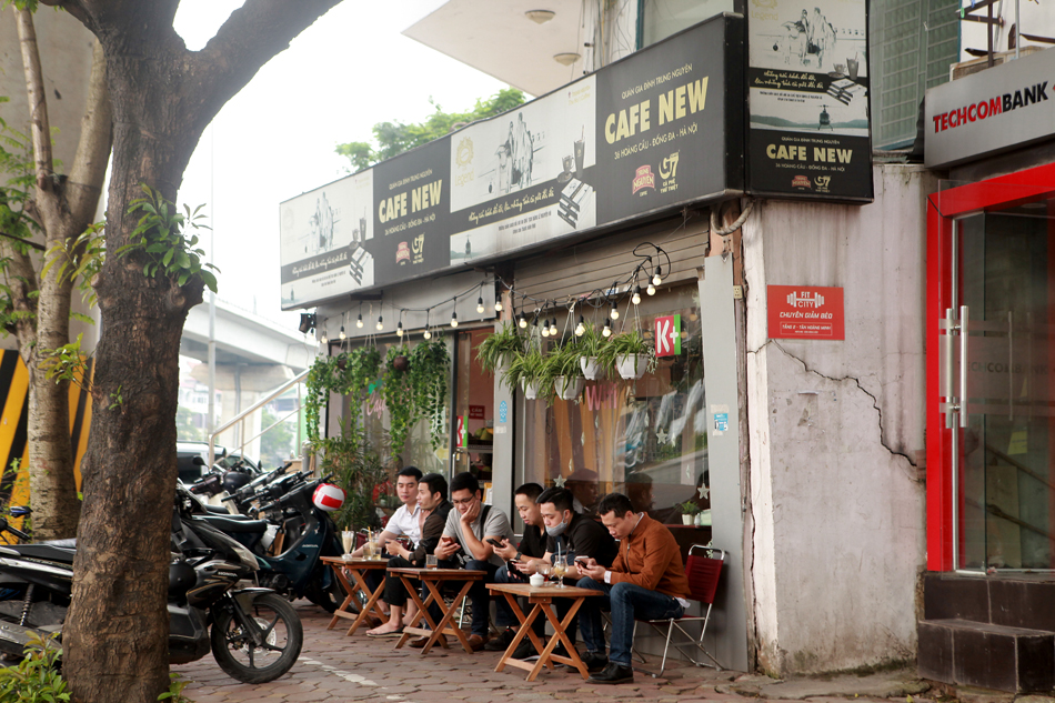 Một quán cà phê trên phố Hoàng Cầu vào&nbsp;sáng nay, nhiều thanh niên ngồi sát nhau uống cà phê sau khi ăn sáng. Gần trưa, chính quyền vận động, quán đã đóng cửa.