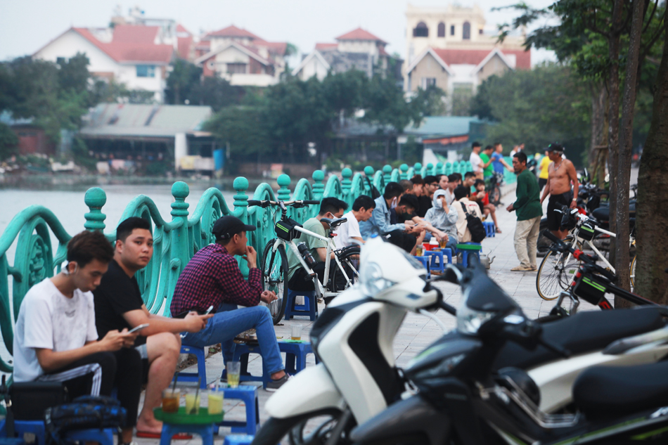 Hà Nội: Bất chấp dịch Covid-19, người dân vẫn tụ tập, ngồi sát nhau nói chuyện - 11