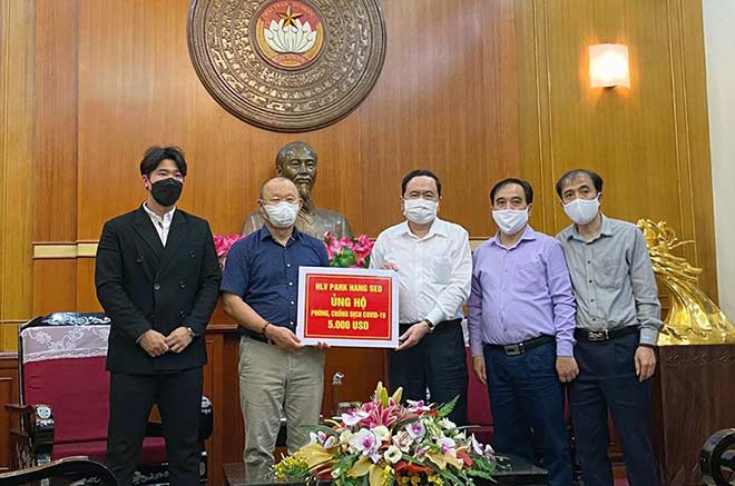 HLV Park Hang Seo ủng hộ 5.000 USD cho&nbsp;Mặt trận Tổ quốc Việt Nam