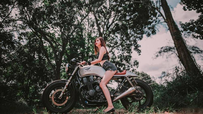 Hot girl đọ &#34;đường cong&#34; cùng với&nbsp;Honda CB750 độ Cafe Racer.
