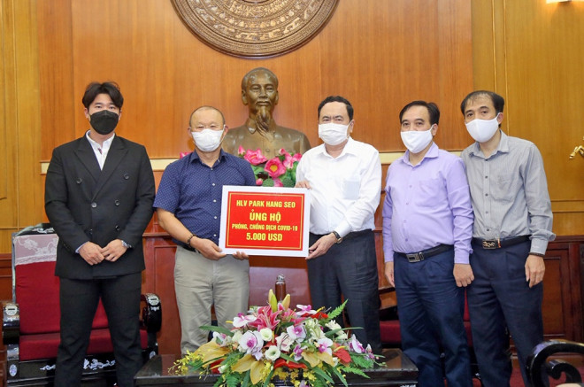 Chủ tịch Ủy ban T.Ư MTTQ Việt Nam Trần Thanh Mẫn tiếp nhận ủng hộ của HLV Park Hang-seo
