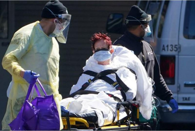 Di chuyển một bệnh nhân vào xe cấp cứu ở quận Manhattan, TP New York, bang New York (Mỹ), ngày 26-3. Ảnh: REUTERS