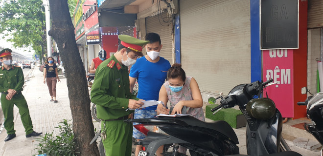 Công an phường Thanh Xuân Bắc, quận Thanh Xuân, TP Hà Nội kí cam kết với các hộ kinh doanh trên địa bàn phòng chống dịch Covid-19