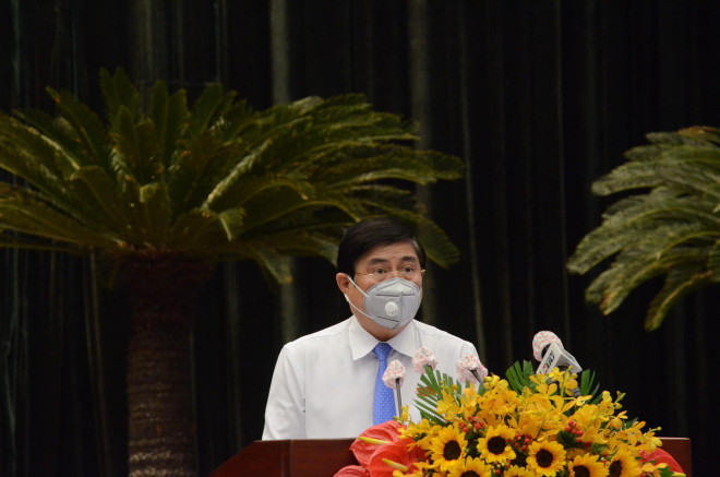 Chủ tịch UBND TP Nguyễn Thành Phong đọc tờ trình, giới thiệu ông Dương Anh Đức để đại biểu bầu vào chức danh Phó Chủ tịch UBND TP.