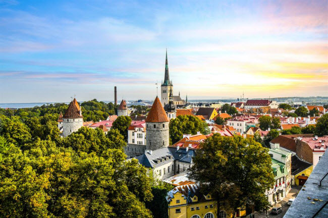 Estonia: Khu phố cổ ở thủ đô Tallinn được UNESCO công nhận là di sản thế giới. Nơi đây là một trong những kho báu thời trung cổ của châu Âu. Du khách có thể khám phá đường phố lát đá cuội, các công trình kiến trúc cổ như trong truyện cổ tích. Estonia cũng gây ấn tượng với nhiều bãi biển và hòn đảo đẹp.
