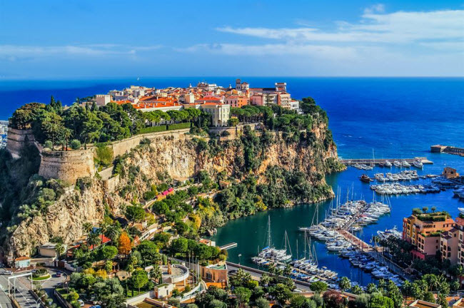 Monaco: Nằm giữa Pháp và Italia trên biển Địa Trung Hải, Monaco là điểm đến hấp dẫn của những người nổi tiếng với các khách sạn sang trọng và các sòng bài nhộn nhịp. Du khách cũng có thể tham quan cung điện Princely Palace và khu phố cổ với nhiều công trình kiến trúc đẹp.
