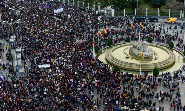 Cuộc tuần hành hôm 8.3 tại Madrid, Tây Ban Nha thu hút hàng nghìn người tham gia (ảnh: Theguardian)