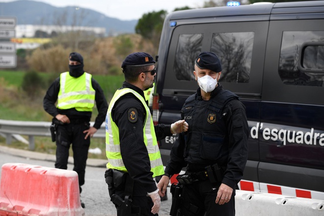 Cảnh sát tiến hành phong tỏa một thị trấn ở vùng Catalonia, Tây Ban Nha (ảnh: AP)