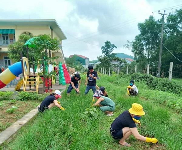 Muôn hoa khoe sắc trong khu cách ly công dân ở Hà Tĩnh - 1